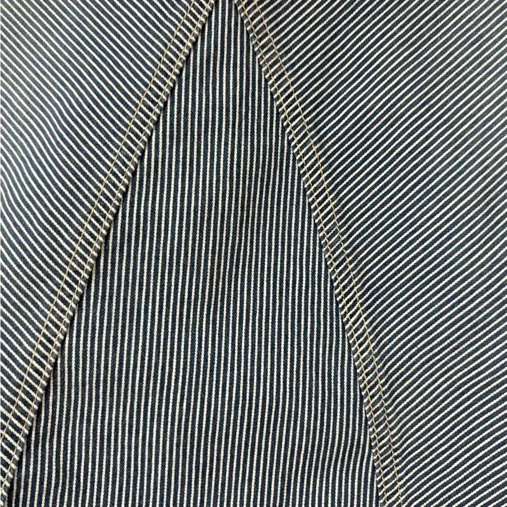 Woman’s size 12 very cute striped light denim skirt. Front and back pockets. - Picture 3 of 10